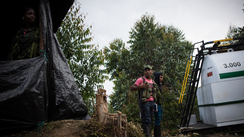 Tres guerrilleros de las FARC montan guardia en el campamento de transición de La Elvira, departamento de Cauca.- JAIRO VARGAS