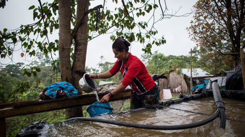 una guerrillera lava la ropa en el campamento de transición de las FARC en La Fila, Tolima.- JAIRO VARGAS