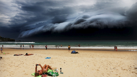 Mejor foto de la sección de Naturaleza: 'Tormenta frente a la playa de Bondi' de Rohan Kelly. REUTERS