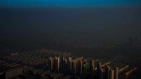 Mejor foto de la sección de Problemas Contemporáneos: 'Niebla en China' de Zhang Lei. REUTERS