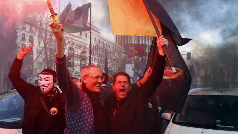 Taxistas madrileños se manifiestan en el centro de la capital de España por la competencia desleal de la empresa privada Uber. REUTERS/Sergio Perez