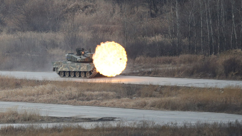 Un tanque del ejército de Corea del Sur dispara durante un ejercicio con fuego real en un campo de entrenamiento en Yangpyeong, Corea del Sur./ REUTERS / Lim Hun - jeong / Yonhap