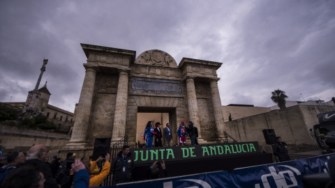 El ciclista francés Nacer Bouhanni (2d), del Cofidis, en el podio colocado en el Arco de Triunfo de Córdoba recibe la camiseta que le acredita como líder de puntos tras ganar hoy la segunda etapa de la 62 Vuelta Ciclista a Andalucía, disput