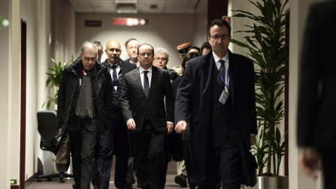 El presidente francés, François Hollande, llega a su reunión con la canciller alemana Angela Merkel, durante la cumbre de líderes de la Unión Europea (UE) en Bruselas, Bélgica, hoy, 18 de febrero de 2016. EFE/Stephane De Sakutin