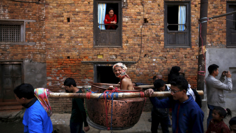 Un grupo de personas lleva a un devoto en un recipiente como parte de los rituales durante el festival Swasthani Brata Katha en Lalitpur, Nepal. REUTERS/Navesh Chitrakar