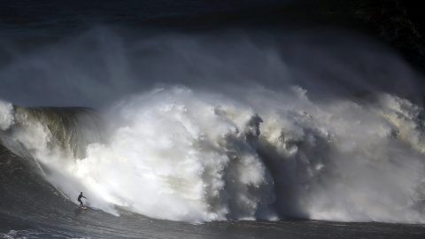 Un surfista por las aguas de Praia do Norte, en Nazare, Portugal. REUTERS/Rafael Marchante