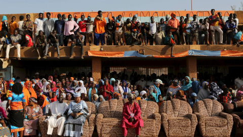 Los partidarios del candidato presidencial encarcelado Hama Amadou asisten a una reunión de la campaña electoral en Niamey, Nigeria. REUTERS/Joe Penney