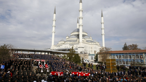 La guardia de honor turca homenajea a las víctimas del atentado producido este jueves en Ankara, Turquía. REUTERS/Umit Bektas