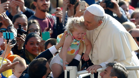 El Papa Francisco besa a una niña en la Plaza San Pedro de El Vaticano. REUTERS