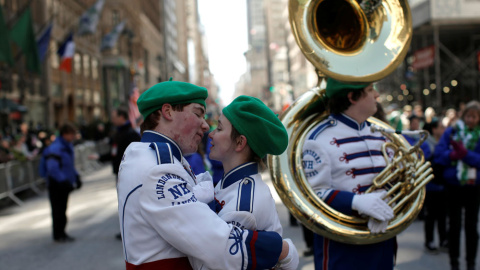 Patrick Carey y Zelda Owre se besan durante el desfile por St Patrick's Day en la 5ª Avenida de Nueva York. REUTERS