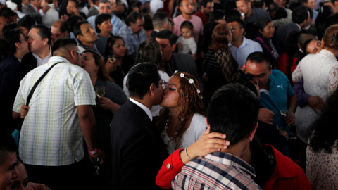 Decenas de parejas se besan a la vez en una boda en México. REUTERS