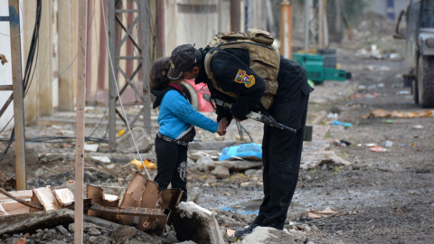 Un soldado besa a una niña en Iraq. AFP