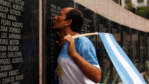 Un hombre besa en Buenos Aires el muro donde están escritos los nombres de aquellos que murieron en la guerra entre Argentina y Gran Bretaña en 1982. REUTERS