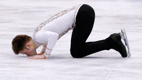 Un patinador besa la pista helada de patinaje en los mundiales de patinaje sobre hielo de 2017. REUTERS