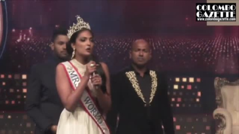 Reina de la belleza despojada de su corona por no estar casada