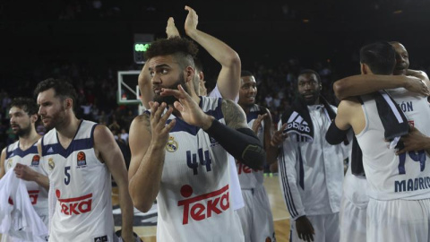 Los jugadores del Real Madrid celebran su victoria contra el Darussafaka Dogus. /EFE