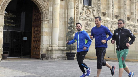 Pedro Sánchez corre por la plaza de San Marcos de León, antes de participar en un acto. / EFE