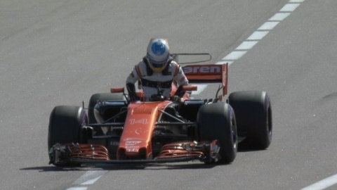 Fernando Alonso bajándose del monoplaza al comenzar el Gran Premio de Rusia.EUROPA PRESS/ Formula 1