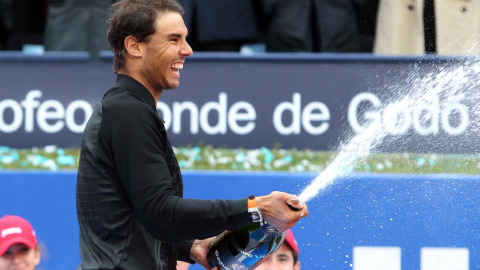 Rafael Nadal celebra su victoria ante Dominic Thiem en la final del Barcelona Open Banc Sabadell, Trofeo Conde de Godo, en Barcelona. EFE/TONI ALBIR