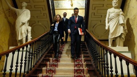 El secretario general del PSOE, Pedro Sánchez (d), y la responsable de Estudios y Programas del partido, Meritxell Batet (i), a su llegada a la primera jornada de la sesión de su investidura, esta tarde en el Congreso de los Diputados. EFE/