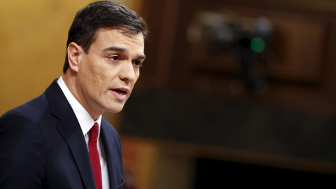 El líder del PSOE, Pedro Sánchez, desde la tribuna, durante su discurso de investidura como presidente del Gobierno.- REUTERS