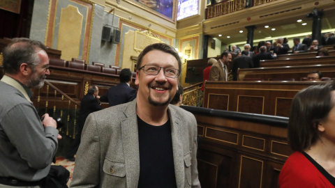 El portavoz de En Comú Podem (ECP), Xavier Domènech, a su llegada esta tarde a la Cámara Baja donde se celebrará la primera jornada de la sesión de investidura del secretario general del PSOE, Pedro Sánchez. EFE/JAVIER LIZÓN