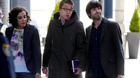 El portavoz parlamentario de Podemos, Íñigo Errejón (c), acompañado por los diputados de Podemos, Nagua Alba (i) y Eduardo Maura (d), a su llegada  a la Cámara Baja.- EFE/Ballesteros