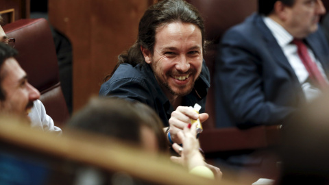 El líder de Podemos, Pablo Iglesias, ríe en su escaño durante el discurso de Pedro Sánchez.- REUTERS