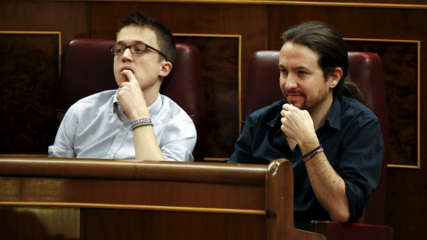 El secretario general de Podemos, Pablo Iglesias, escucha el discurso de Pedro Sáchez junto a Ínigo Errejón.- REUTERS