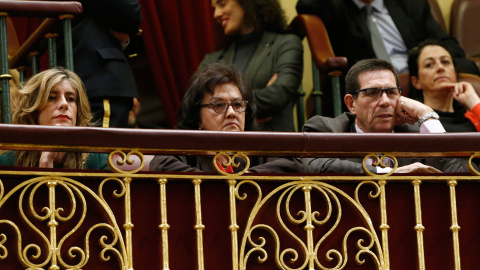 Begoña Gómez (i), esposa del secretario general del PSOE, Pedro Sánchez, y los padres de este, Pedro Sánchez (d) y Magdalena Pérez-Castejón (c), siguen desde la tribuna de invitados la intervención del líder socialista en la primera jornada