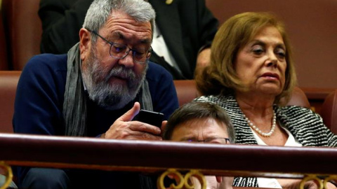 El secretario general de UGT, Cándido Méndez (i), la socialista Amparo Rubiales (d) y el padre Ángel (detrás) siguen desde la tribuna de invitados la primera jornada de la sesión de investidura del secretario general del PSOE, Pedro Sánchez