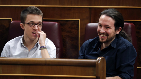 Los diputados de Podemos Pablo Iglesias (d) e Iñigo Errejón, durante la primera jornada de la sesión de investidura del secretario general del PSOE, Pedro Sánchez, esta tarde en el Congreso de los Diputados. EFE/JAVIER LIZÓN