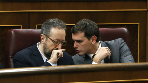 El líder de Ciudadanos, Albert Rivera (d) junto al portavoz parlamentario, Juan Carlos Girauta, durante la primera jornada de la sesión de investidura del secretario general del PSOE, Pedro Sánchez, esta tarde en el Congreso de los Diputado