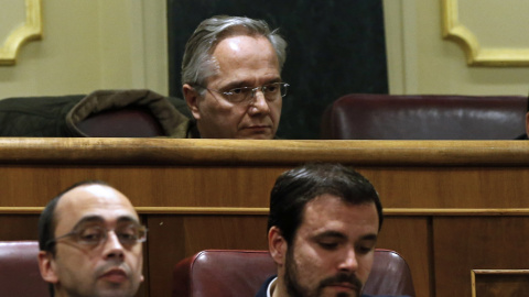 El diputado del Grupo Mixto, Pedro Gómez de la Serna (c, atrás), y el portavoz parlamentario de IU, Alberto Garzón (d), durante la primera jornada de la sesión de investidura del líder socialista, Pedro Sánchez, esta tarde en el Congreso de