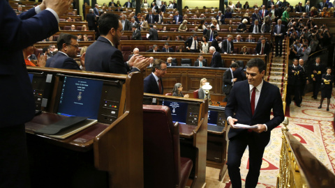 El secretario general del PSOE, Pedro Sánchez (d), es aplaudido por su grupo parlamentario tras su intervención en la primera jornada de la sesión de su investidura, esta tarde en el Congreso de los Diputados. EFE/J. J. Guillén