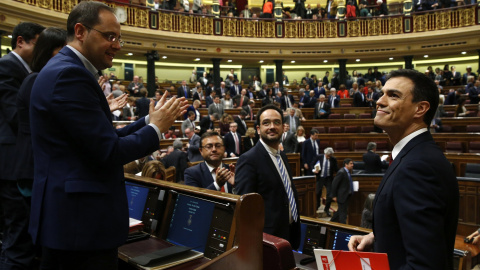 El secretario general del PSOE, Pedro Sánchez (d), es aplaudido por su grupo parlamentario tras su intervención en la primera jornada de la sesión de su investidura, esta tarde en el Congreso de los Diputados. EFE/J. J. Guillén