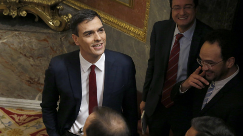 El secretario general del PSOE, Pedro Sánchez (i), con varios diputados del grupo socialista tras su intervención en la primera jornada de la sesión de su investidura, esta tarde en el Congreso de los Diputados. EFE/J. J. Guillén