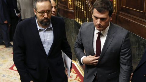 El líder de Ciudadanos, Albert Rivera (d), y el portavoz parlamentario del partido, Juan Carlos Girauta (i), salen del hemiciclo tras la primera jornada de la sesión de investidura del candidato socialista, Pedro Sánchez, esta tarde en el C