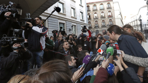 El líder de Podemos, Pablo Iglesias (d), atiende a los medios de comunicación tras la primera jornada de la sesión de investidura del secretario general del PSOE, Pedro Sánchez, esta tarde en el Congreso de los Diputados. EFE/Javier Lizón