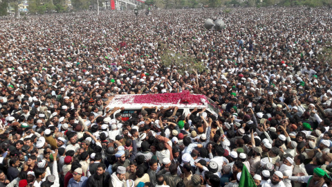 Último adiós a Mumtaz Qadri, el extremista religioso ejecutado por asesinar al gobernador provincial Salam Tasser. Rawalpindi, Pakistán. REUTERS/Faisal Mahmood