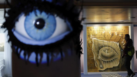 Un visitante observa una de las obras de la exposición 'Salvatore to Dali', del artista español Salvador Dalí en Lieja, Bélgica. EFE/Laurent Dubrule