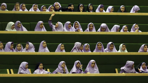 Niñas escolares iraníes asisten a una sesión del Parlamento saliente de Irán en Teherán. EFE/Bedin Taherkenareh