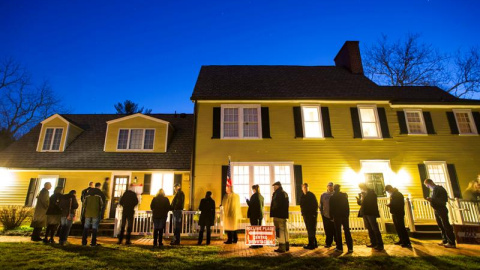 Residentes de Virginia hacen cola al amanecer para votar en el edificio histórico Hunter House en el parque Nottoway, en Vienna, Estados Unidos. EFE/Jim Lo Scalzo