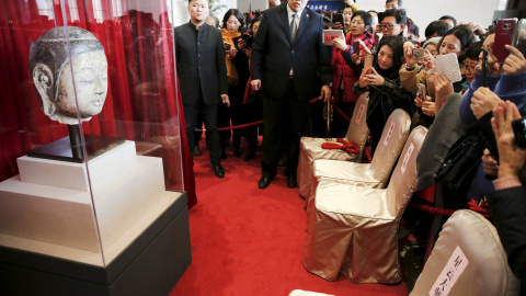 Exposición de la cabeza de un Buda de unos 1500 años en el Museo Nacional de China, Pekín. REUTERS/Damir Sagolj