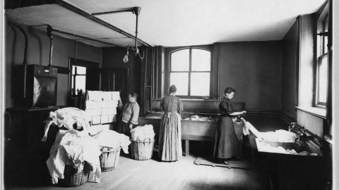 Las mujeres trabajan en la lavandería alrededor del año 1905. Para las mujeres hace 100 años, las oportunidades para trabajar más allá del hogar y participar en la vida política eran muy limitadas.- REUTERS