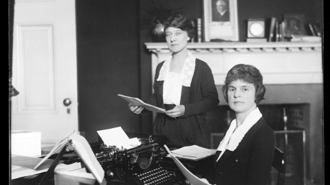 Las mujeres trabajan en una oficina del presidente Warren Harding alrededor del año 1921 a 1923.- REUTERS