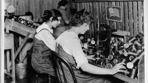 Las mujeres trabajan en las plantas de municiones durante la Primera Guerra Mundial.- REUTERS