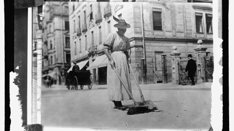 Una mujer barre una calle en Alemania, alrededor del año 1909, en una de las fotos que se conservan en la Biblioteca del Congreso de EEUU. REUTERS