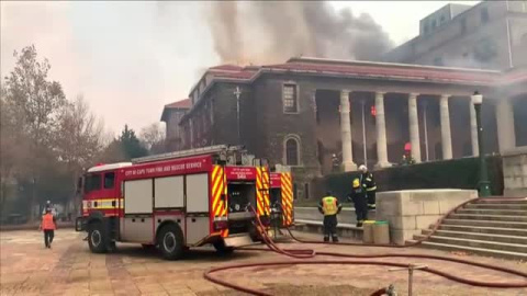 Un incendio fuera de control alcanza la Universidad de Ciudad del Cabo