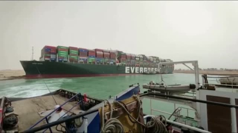 Un carguero encallado continúa bloqueando el Canal de Suez